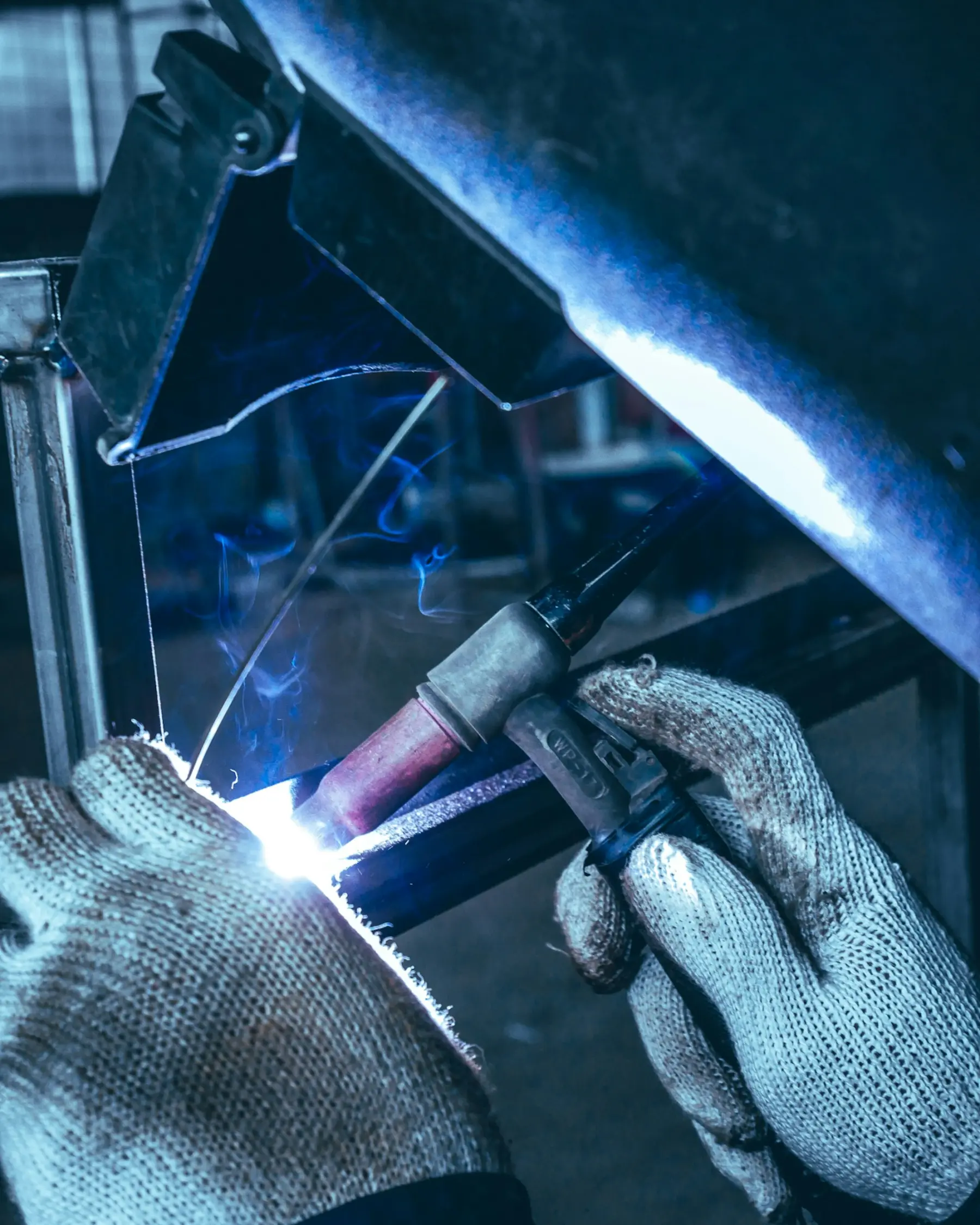 Lasser aan het werk met een TIG-toorts