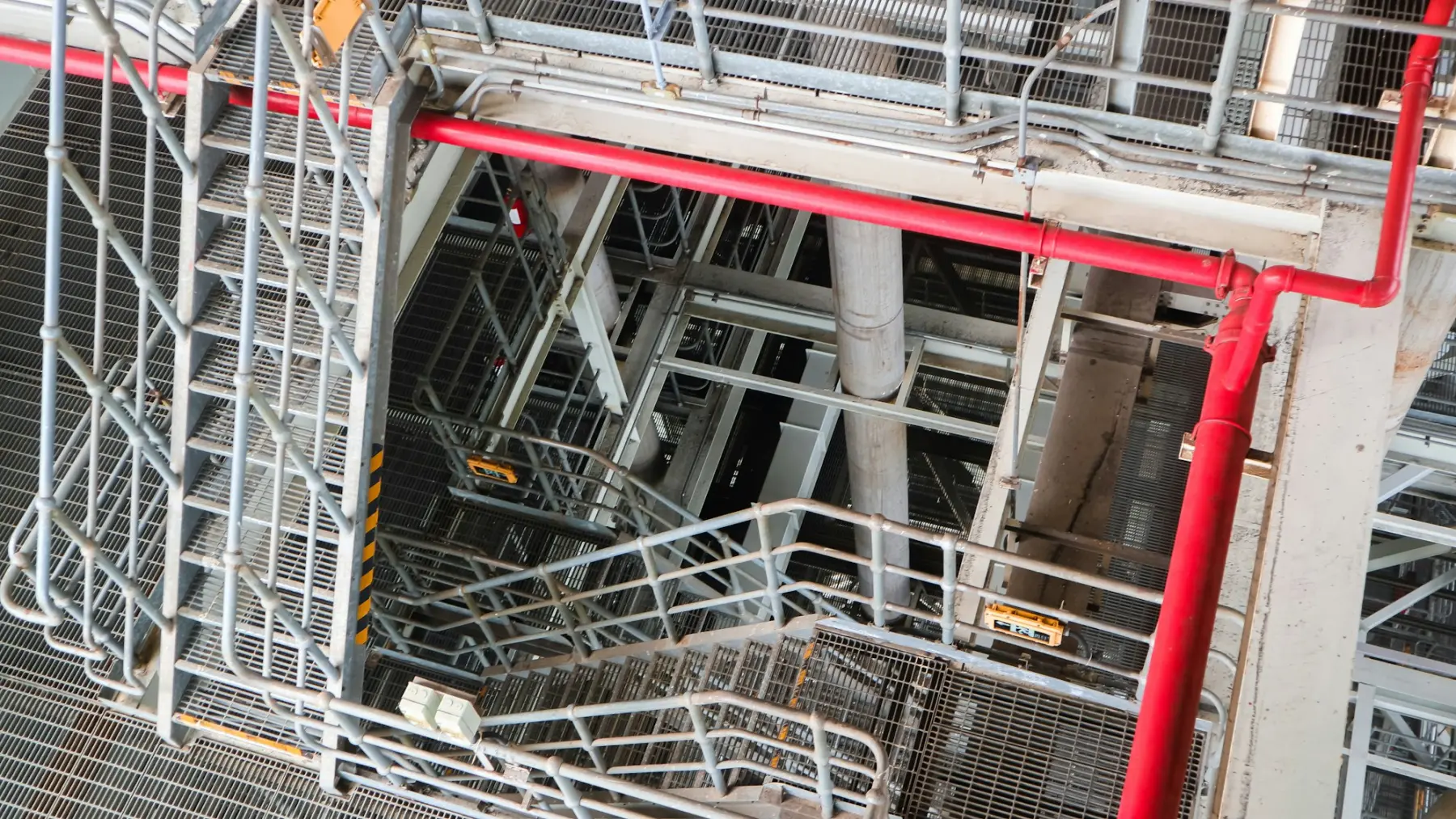 Leidingen en trappen in een industriële structuur